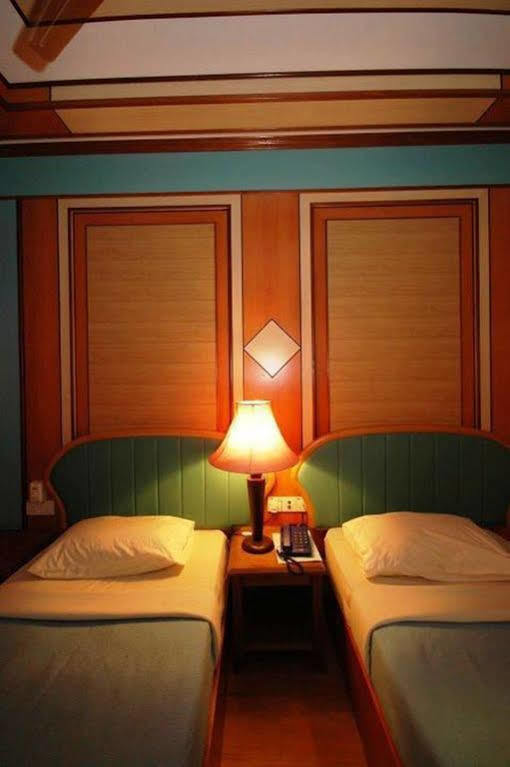 Shari La Island Resort Kampong Pasir Hantu Екстериор снимка